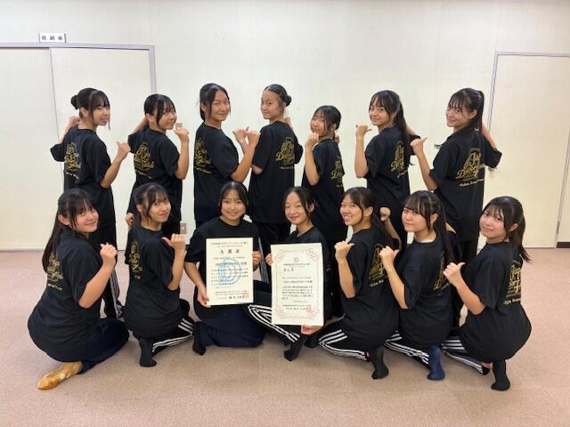 受賞校に贈られる賞状と"受賞T"！