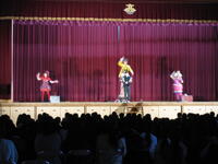 生徒も壇上にまねかれて体験