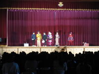 先生たちも壇上で一緒にパフォーマンス