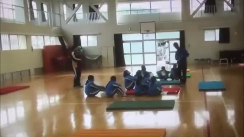 マット運動（江井小学校）