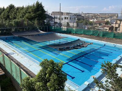 日除けを設置したプール