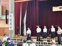 カホンを叩きながら