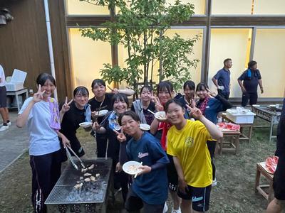 合宿２日目にはBBQを行い疲れを回復していました。