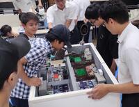 〈写真：実演発表の様子1〉